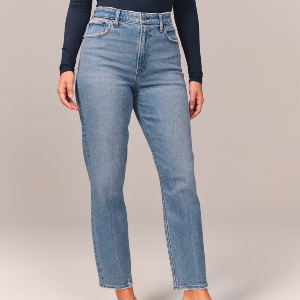 ABERCROMBIE Curve Love High-Rise Mom Jeans. 29